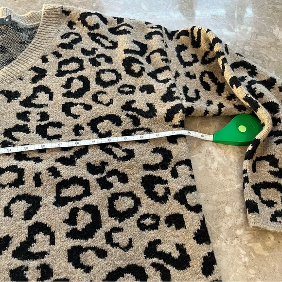 Lyla & Like v neck tan and black oversized sweater size medium - Picture 6 of 9